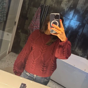 Vinröd stickad tröja - Säljer en vinröd stickad tröja med flätmönster. Perfekt för kyliga dagar och ger en stilren look. Passar bra till jeans eller kjol. Storlek Medium men passar till Small också!!💕