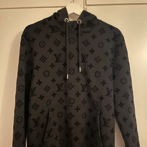 Svart LV hoodie - Svart LV hoodie i storlek S men sitter som en Medium. Aldrig använd, så i nyskick! ⭐️