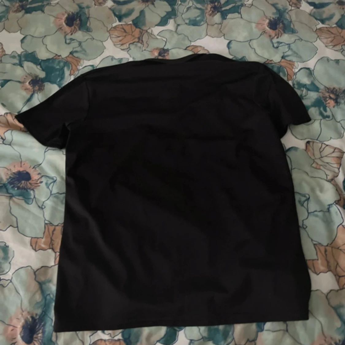 Svart kortärmad t-shirt med dragkedja - 2