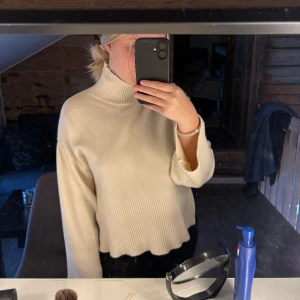 Beige/vit stickad polotröja - Säljer en mysig beige/vit stickad polotröja med långa ärmar och ribbade detaljer vid ärmslut och nederkant. Jag köpte den på Plick för ett tag sedan men kommer ej till användning. Den är ifrån Gina Tricot i storlek xs💖