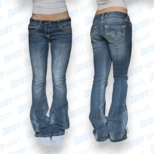 Vintage Bootcut Jeans  - storlek - se mått (uppskattade i M)• Mått: Längd: 102cm Innerbenslängd: 83cm Midjebredd: 39,5cm Lårbredd: 24cm Benöppning: 21,5cm • Inga märkbara defekter men med tecken på användning. Vid frågor, meddela här!💙