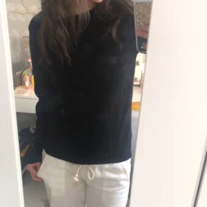 Stickad Tröja - Säljer en svart stickad tröja från Vila, strl. S. Använder ej längre, men är sååå mysig🖤  Välomhändertagen!