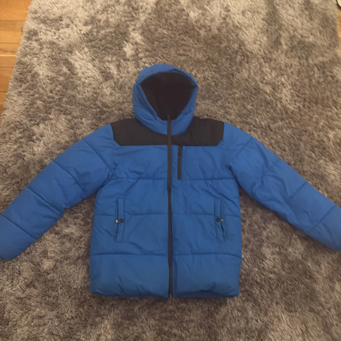 Blå pufferjacka från BOSS