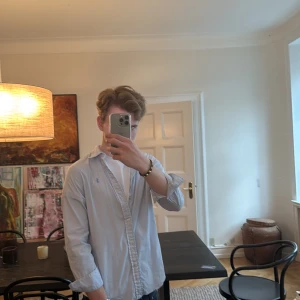 Skjorta raplh lauren  - Blå och vit randig skjorta från Ralph lauren otroligt läcker nu till sommarn och när de börjar bli varmt igen, köptes från Nk pris kan diskuteras.