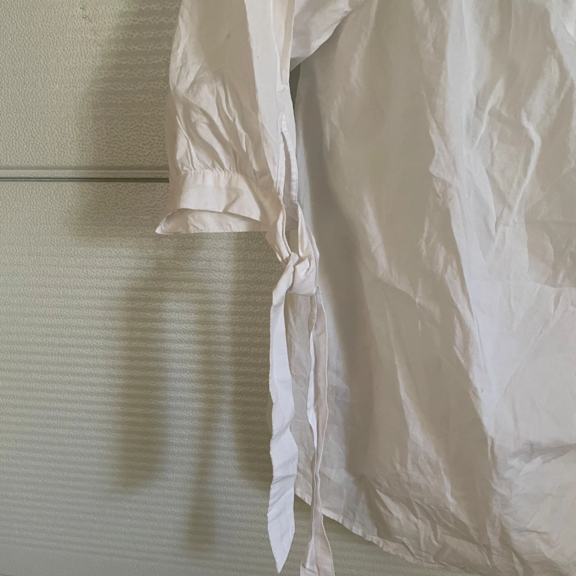 Vit blus med knytband - 2