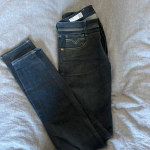 Replay anbass jeans - Säljer ett par mörk blå anbass jeans som är i ett bra/mycket skick. Priset är 650kr, det är bara höra av sig vid minsta fundering😁