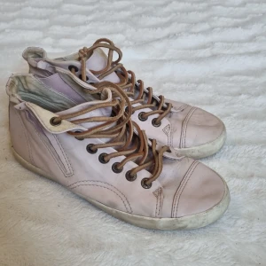 Ljusrosa sneakers med snörning - Säljer ett par ljusrosa sneakers med snörning. Hela men skitiga