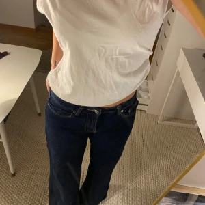 Mörkblå jeans  - Lågmidjande vida jeans från gina. Använda ett fåtal gånger.