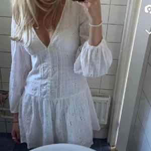 Vit slutsåld klänning från Zara - Säljer en så söt klänning från Zara som är helt slutsåld. Perfekt till studenten🫶🏼
