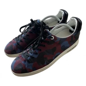 Louis Vuitton sneakers - Skor från Louis Vuitton i modellen ”Front-row Camo” i storlek 43. Köpta från Vestiaire Collective, där dem blivit äkthets-kontrollerade, kvitto finns. Dem är i bra skick förutom att sömmen har lossnat på sidan av skorna vilket har lagats (se sista bilden). Retailpris ligger på 795$ på eBay. Box medföljer ej.