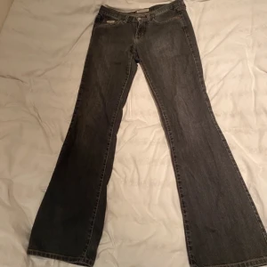 Jeans  - Köpta på Vinted men den kommer inte till användning tyvärr!