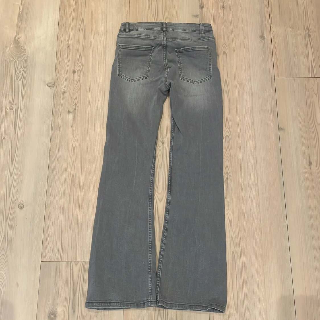 Grå bootcut jeans från Kappahl - 1