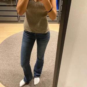 7 for all mankind bootcut jeans - Lågmidjade bootcut jeans från märket ”7 for alla mankind”, dessa är mina favoooorit jeans men känner att jag vill ha en större storlek så därför är jag villig och sälja för ett bra pris! Lite slitna där nere för att de är lite långa för mig men bra skick! 💞