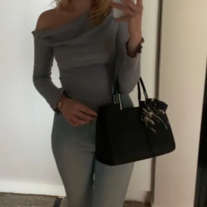 Tröja -  Snygg offshoulder tröja💞använd fåtal gånger och jättebra skick😊En fin gråblå färg
