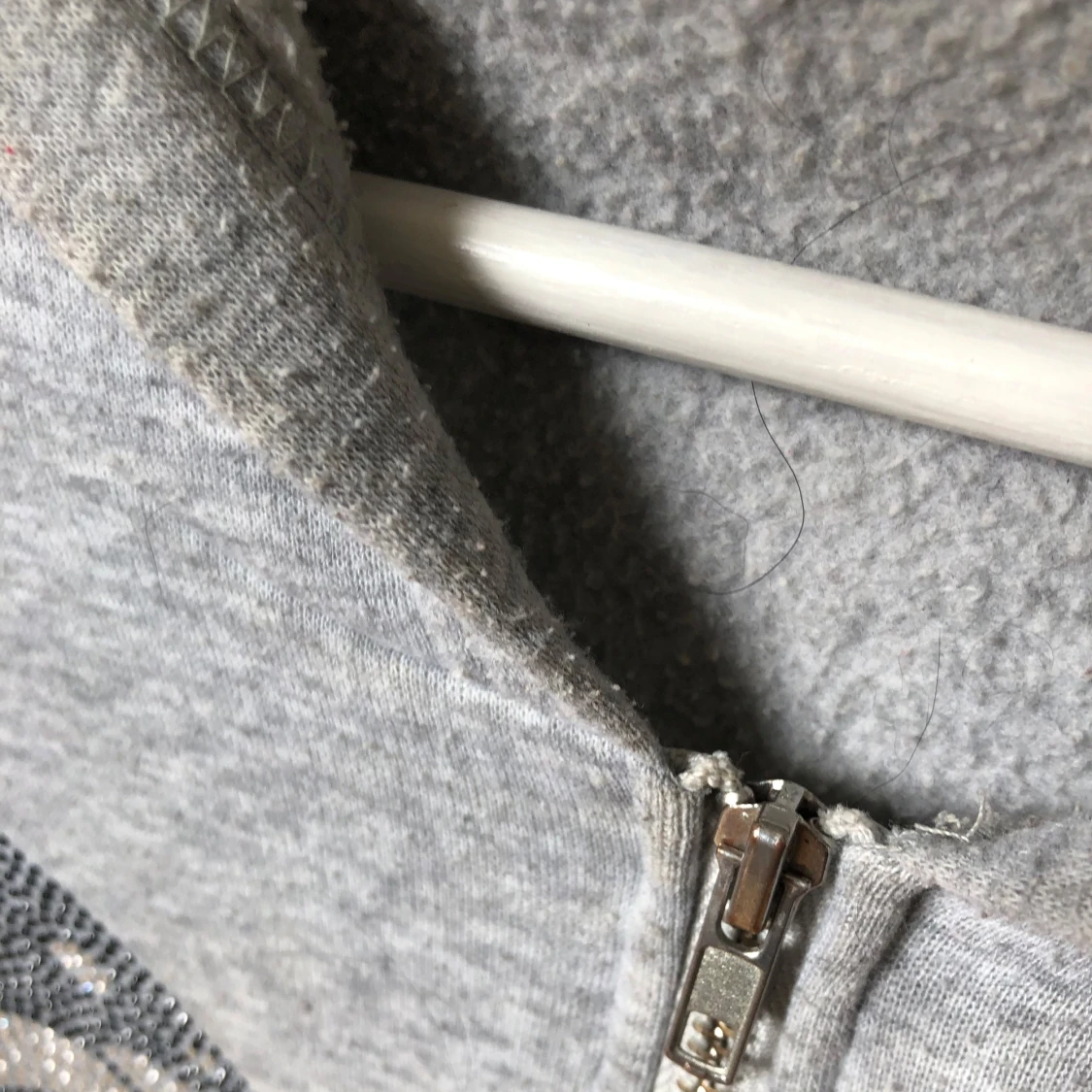 Grå hoodie med fjärilsmotiv - 3