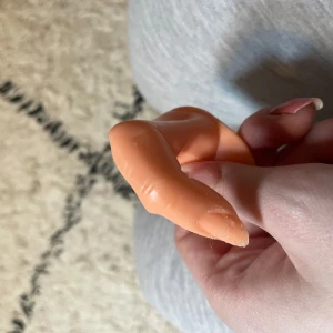 Övningafinger i plast! - Den är använd några gånger för att öva på därför finns det lite lim kvar på nageln men borde inte göra någon skillnad alls och funkar ändå toppen bra! Den går att sätta fast i bordet med fästen/klisterfäste/klisterfästen som sitter under nageln! Rekommenderar starkt att köpa!🫶😊❤️