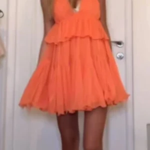 Orange kortklänning - SÖKER denna sjukt snygga orangea volangklänningen i storlek 32-26! Tror den är från Asos men är slutsåld i min storlek! Skriv om du har och vill sälja! Betalat bra 🧡