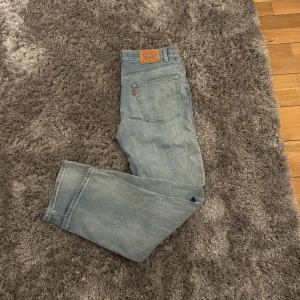 Ljusa jeans från Levi's - Säljer ett par ljusa jeans från Levi's med en klassisk femficksdesign och en bekväm loose fit. De har en knappgylf och det ikoniska lädermärket baktill i midjan. Perfekta för en avslappnad stil. Pris går att diskuteras 