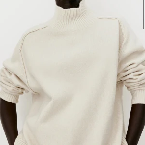 Beige stickad polotröja - En beige stickad polotröja från hm. Passar bra till allt! Säljer för att den inte används 💗Enligt mig lite mindre i storleken så är mer som S än M
