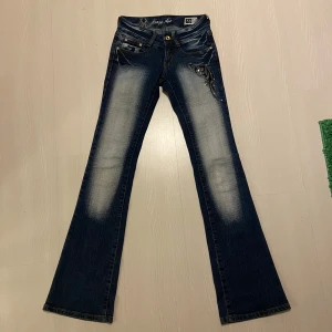 Crazy age jeans - Jätte snygga Crazy age jeans köpta för 900kr på Vinted. Säljer för att de var för tajta. Knappen är lite lös o där man sätter in knappen har töjt ut sig lite. Är xs-xxs men är väldigt tajta så skulle säga mer xxs (storlek 32)💗innerbens längd- 83 cm midjemått rakt över- 31 cm