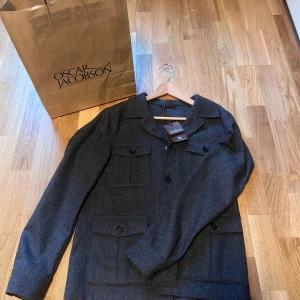 Oscar Jacobsson overshirt! - Tjena! Säljer denna sjukt feta OJ Overshirten! Perfekt nu till våren/sommaren 🌼🌷| Nyskick (endast testad) Säljer pga fel storlek ✅ | Nypris: 2500kr Vårt pris: Endast 1699kr ‼️💵 | Storlek: S sitter bra på 168-175 | Passformen är heeelt perfekt 🙌 | Kontaka för frågor\bud! ✅