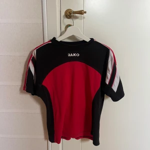 T-shirt från humana - T-shirt köpt från Humana i Berlin, använd men i bra skick för o vara second hand