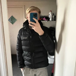 Svart dunjacka från Peak Performance - Säljer en stilren svart dunjacka från Peak Performance. Jackan har en dragkedja framtill och är quiltad för extra värme. Perfekt för kyligare dagar. Storlek L men nassar även M pris kan diskuteras😃