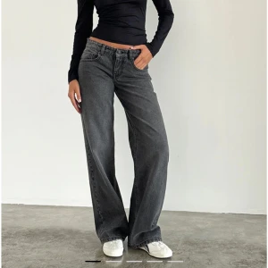 Låg midjade jeans från Motel - Helt nya oanvända snygga svarta jeans med låg midja från Motel Rocks.  Storlek 28 i midja, jeansen går ner till marken med skor på för mig som är 1,63. Nypris 900kr🩷