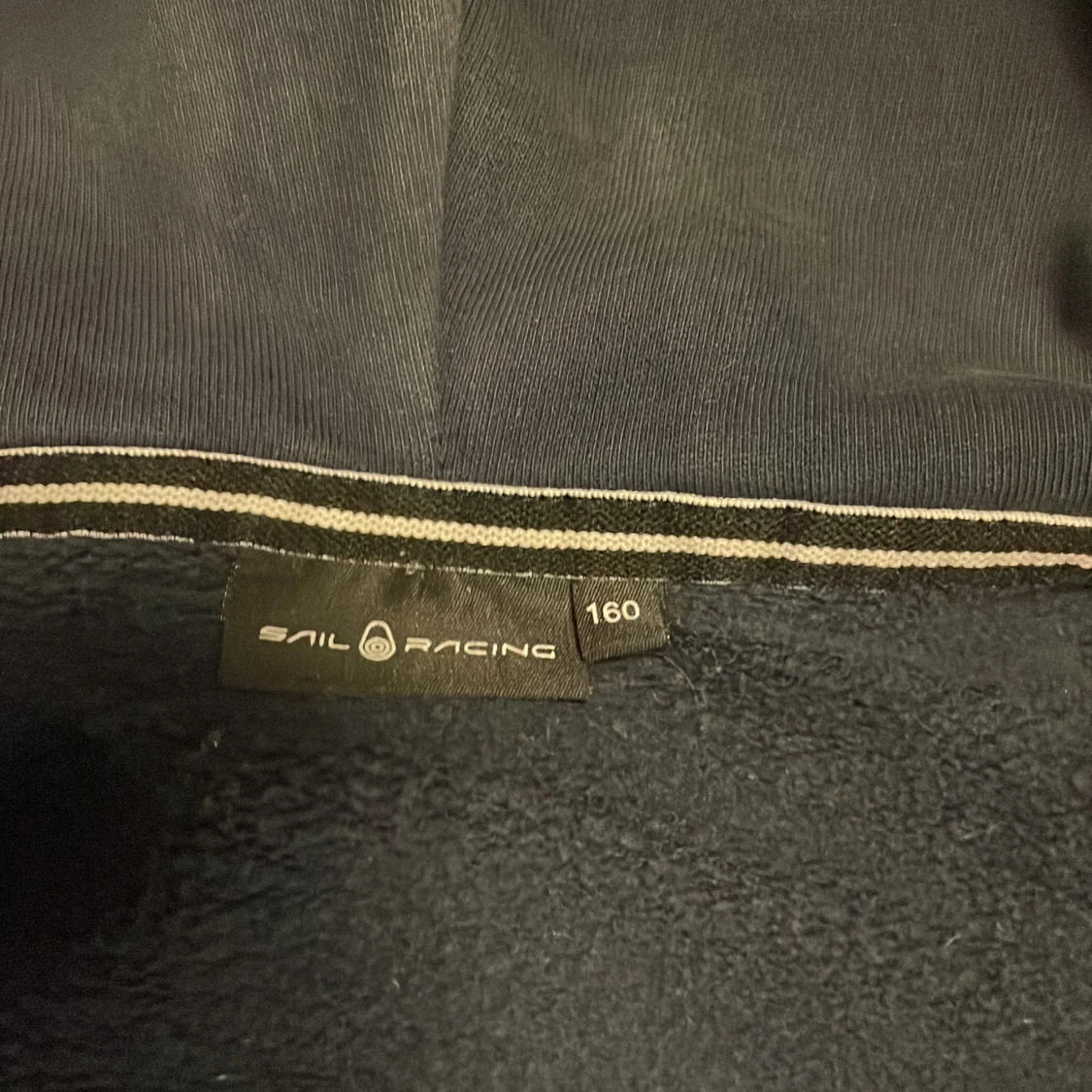 Mörkblå hoodie från Sail Racing - 2