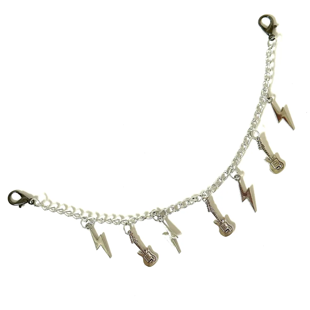 Silverfärgat handgjort accessoarsmycke med hängande blixtar och gitarrer ⚡️🎸 Perfekt för en rockig touch på din outfit 🎸⚡️Häng på väskan, på jeansen eller på annan accessoar. Asusteet.