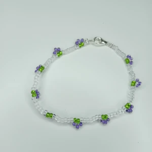 Armband vindruva - Handgjort armband skapat med pärlor i transparenta, gröna och lila färger. Längd ca 17,5cm 