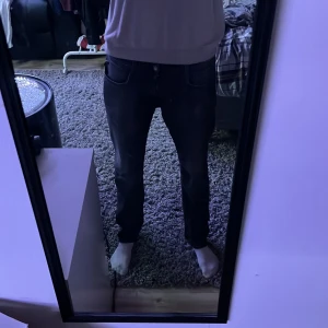 Mörk grå Replay jeans Rocco, stl 30 - Säljer ett par mörkblå Replay Rocco jeans i comfort fit. Klassisk femficksmodell med snygga slitningar och diskret Replay-logga vid fickan. Jeansen har raka ben och är tillverkade i mjukt denimtyg som sitter skönt hela dagen. Priset går att diskutera vid snabb affär, nypris 1600 och mitt pris 500 så det är ett väldigt bra pris