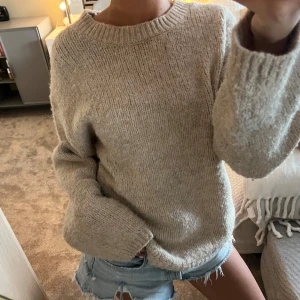 Beige stickad tröja  - Säljer denna supermysiga stickade tröjan som jag kanppt använt så den är i väldigt bra skick💕💕