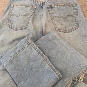 ljusblåa bootcut jeans - säljer ett par ljus blåa jeans, vet inte vad de är för märke, är 168 med halvt långa ben o dom passar bra för mig i längden, använd fåtal gånger dragkedjan är lite trög men går att fixa om man vill de, har nt haft så mkt problem med de så d e därför jag valt att inte fixa de, nypris: 280 säljer för 190, lite slitet längst ner men man ser inte de så mkt skulle säga att den passar w26 oxå, dom är midrise men närmare low rise än high , sitter såklart olika på alla. storleken är w28, L34