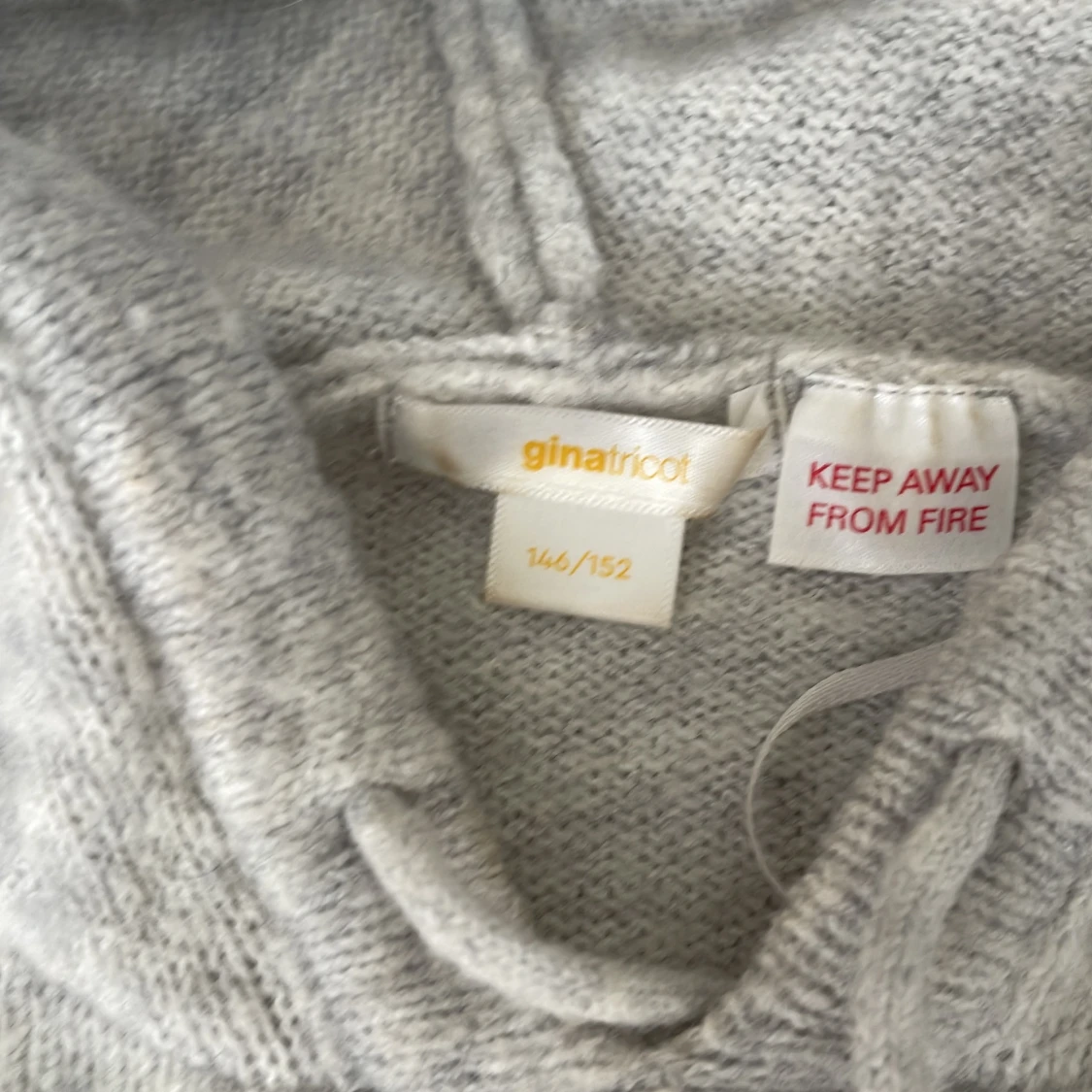 Grå hoodie från Gina Tricot - 1