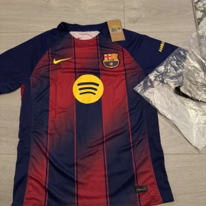 FC Barcelona fotbollströja 25-26 - Säljer en FC Barcelona matchtröja från Nike i storlek M. Säsongen 25-26 tröjan är oanvänd!