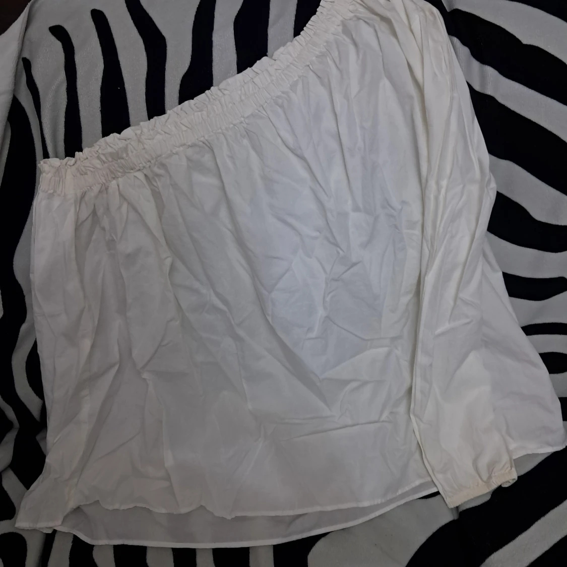 Vit offshoulder blus med lång ärm