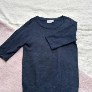 Mörkblå stickad tröja från Vila - En stilren mörkblå stickad tröja från Vila med rund halsringning och trekvartsärm💕skriv för fler bilder🌸