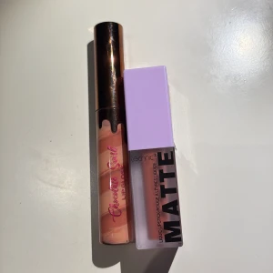 Läppglans & matt läppstift duo - Säljer ett nude läppglans från Chocolate Swirl med swirl-effekt och guldig kork samt ett matt flytande läppstift från Technic i en ljusrosa nyans med lila lock. Perfekt för dig som vill variera mellan glansiga och matta läppar.