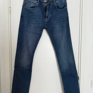 Blå jeans från Dobber, storlek: W32 - Snygga blå jeans från Dobber i klassisk stil. Knappt använda. Nypris ca 800kr