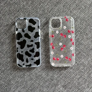 Mobilskal - Jag säljer mina två jättefina mobilskal. Det ena bär ett vackert komönster och det andra en perfekt kombination av blommor och körsbär. Dessa skal är helt oanvända, säljer de för att jag beställde de i fel mobilmodell. Båda dessa skal är till en IPhone 15 plus. 10kr/st