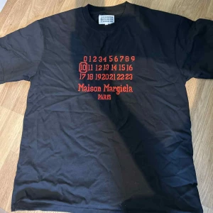 Maison Margiela t shirt  - Tjena säljer denna riktigt snygga Masion Margiela T shirten. Den är unik och svår å få tag i men nu kan den bli din för ENDAST 749! Så vad väntar du på hör av dig vid minst funderingar! Obs priset är inte hugget i sten vid snabb affär!