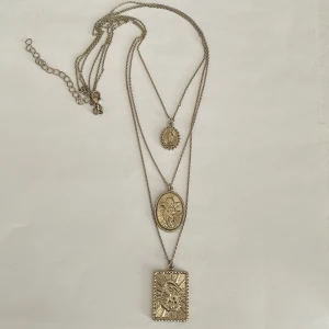 Berlockhalsband - Guldfärgat halsband med berlocker💕