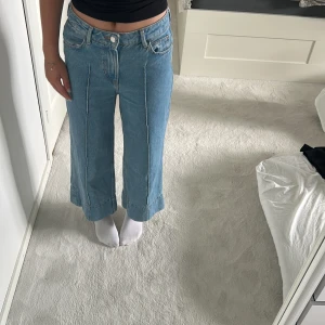 Jeans från Zara storlek 36 - Baggie jeans från Zara med fin detalj perfekt passform. Vardagliga jeans perfekta med en vanlig tröja. Storlek 36 