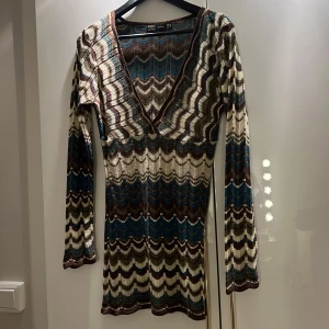 Missoni liknande mönstrad stickad klänning från Zara - Supersnygg stickad mönstrad, missoni liknande, klänning från Zara! Storlek M🪼