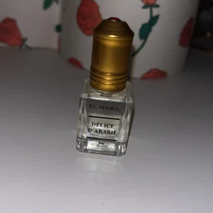 El Nabil Délice d'Arabie parfymolja - Parfymolja från El Nabil i doften Délice d'Arabie. Parfymen har en väldigt god doft av sitron blandat med typ blommor. Flaskan rymmer 5 ml och parfymen har nästan aldrig använts. 🩷