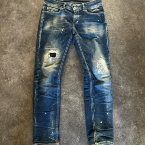Dondup jeans - Hej Säljer nu ett par feta dondup byxor med slitningar. Väldigt bra skick på dom 10/10 nästan helt nya och dessutom knappt använda. Perfekt för dig som gillar byxor med slitningar. Nypris 3299 Mitt pris 1100😎💯 skriv om du har några frågor eller osv. Mvh Dante 