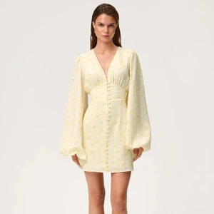 Ljusgul adoore Florence dress - Säljer min adoore klänning som är använd 2 gånger. Den är helt slutsåld på hemsidan!