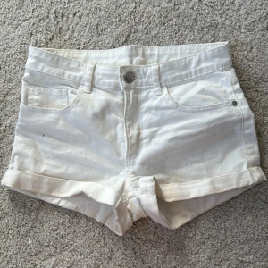 Vita lowwaist jeansshorts  - Är mer lowwaist än de ser ut o vara! Korta, perfekt skick. Skriv om du vill veta nåt mer!!💓💓 kan tänka mig sänka pris vid snabb affär.