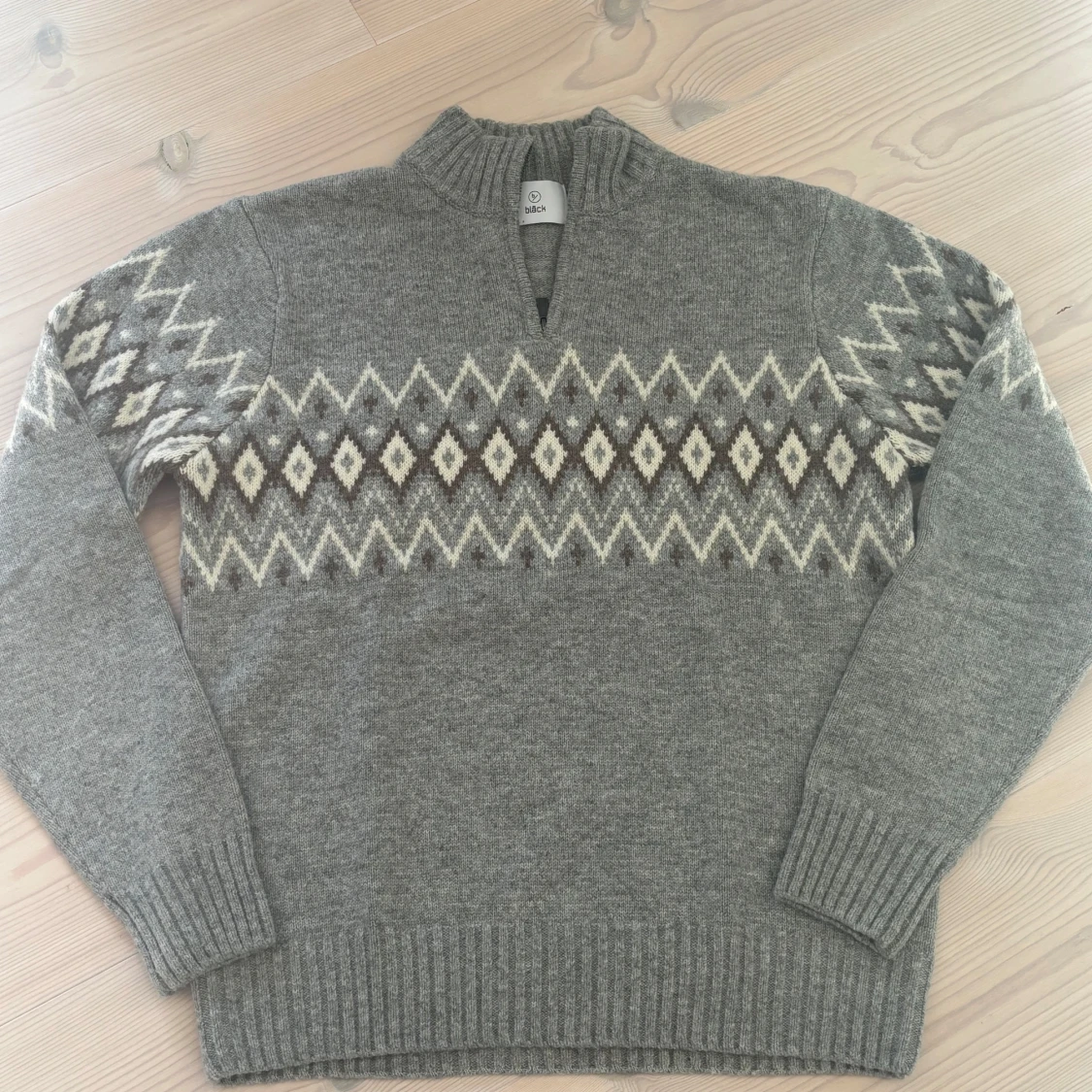Grå stickad tröja med mönster märke Bläck storlek M